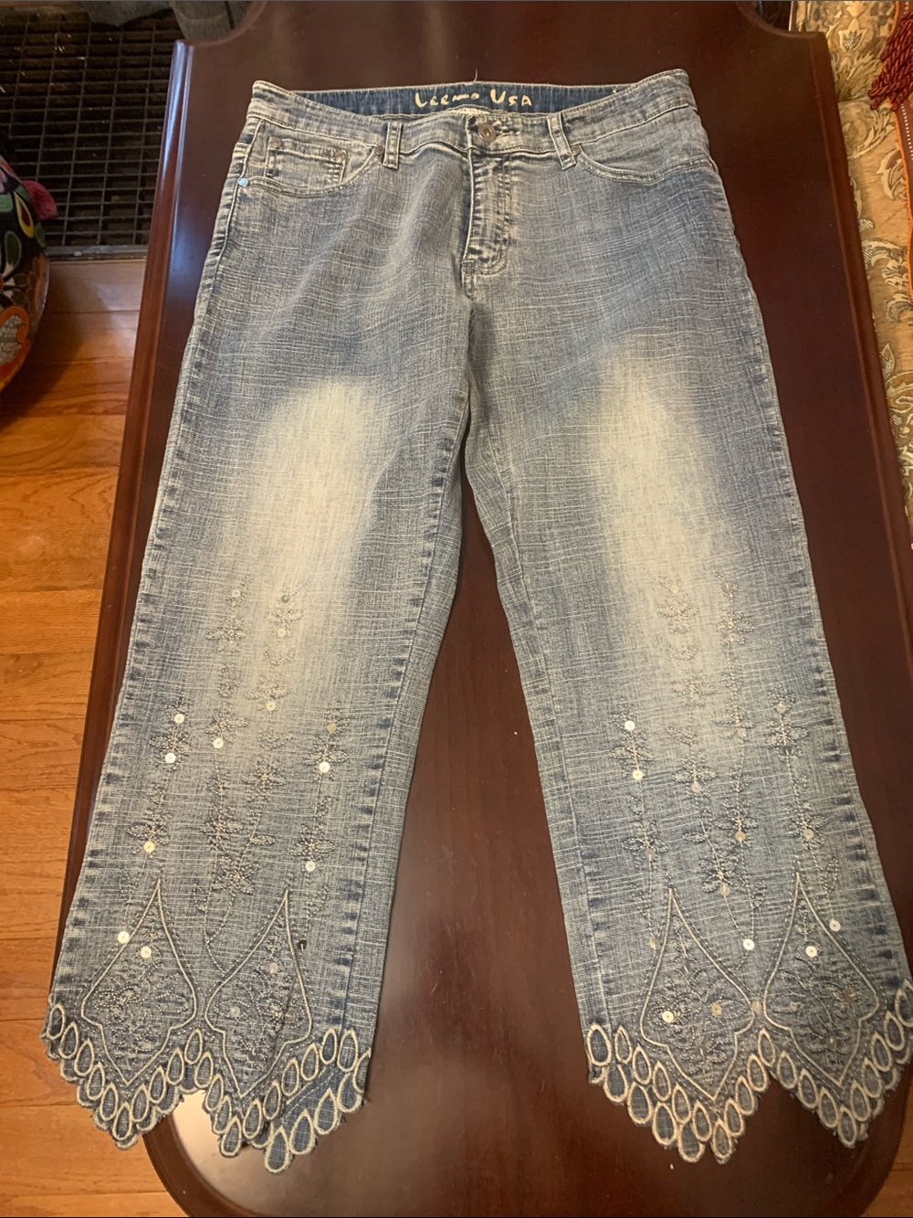 Embroidered Scallop-Hem Cropped Jeans - Blue